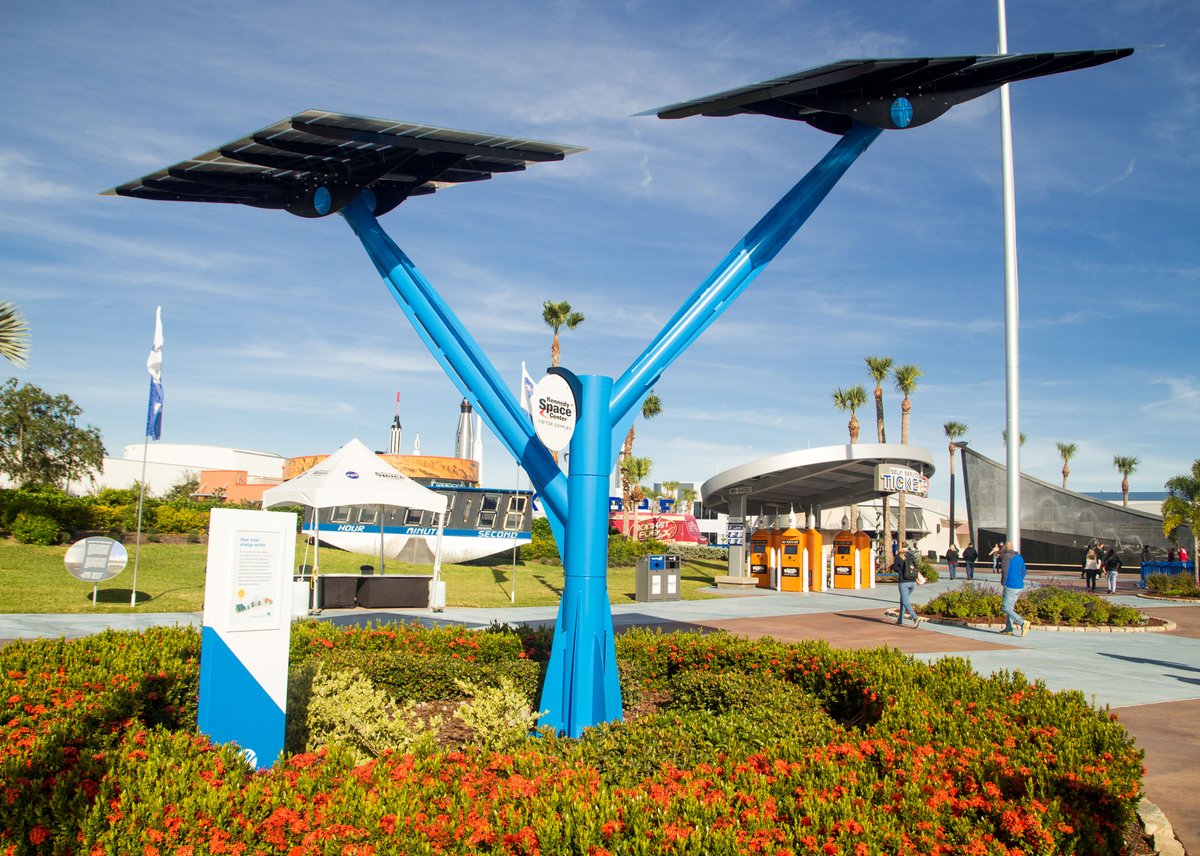 insideFPL's tweet photo. Today is #ArborDay, and we have “planted” dozens of solar trees and canopies in family-friendly locations across the state! Visiting these museums, parks and zoos makes for a fun, family-friendly day. Find the location nearest you: https://t.co/i07zGvOXNi ☀️ #FPLSolarNow https://t.co/Obc8xcfr5V