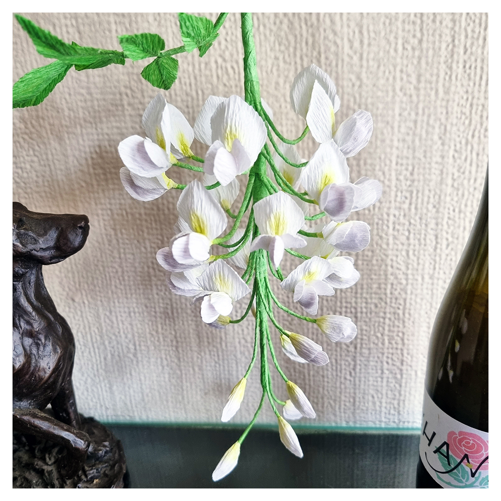 My beautiful white wisteria flower is finished! I love the hint of lavender peeking through from the buds.
Thank you @ingailzepeterson for this amazing design.
I will have it for sale at #livingcraftshatfieldhouse on Friday 5th May! 
.
.
.
.
#CrepePaperF… instagr.am/p/Crls8_mNYkS/