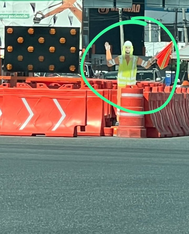 FranciscoleonJf's tweet photo. Le pregunto a los @VecinosOriente ¿Cómo van los trabajos de la Línea 6? Y responden: "Igual, solo está este trabajador 24 /7 

Jajajaja uno no sabe si reír o llorar https://t.co/nJwlEsR4l7