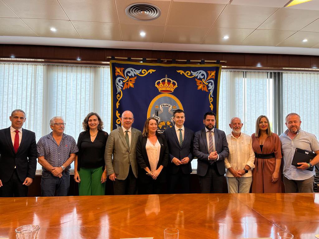 InmaOrtega68's tweet photo. 📌Encuentro esta tarde con Ministro de Industria @mincoturgob en Zona Franca #Cádiz @Fran_Gonzalez_P 
📌 Le hemos trasladado al ministro la  importancia de concretar inversiones para la provincia.
📌Es necesario un Plan de Desarrollo Industria naval y ser eje del aeroespacial https://t.co/x9jM2vKOb5