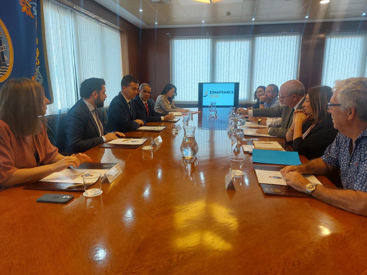 InmaOrtega68's tweet photo. 📌Encuentro esta tarde con Ministro de Industria @mincoturgob en Zona Franca #Cádiz @Fran_Gonzalez_P 
📌 Le hemos trasladado al ministro la  importancia de concretar inversiones para la provincia.
📌Es necesario un Plan de Desarrollo Industria naval y ser eje del aeroespacial https://t.co/x9jM2vKOb5