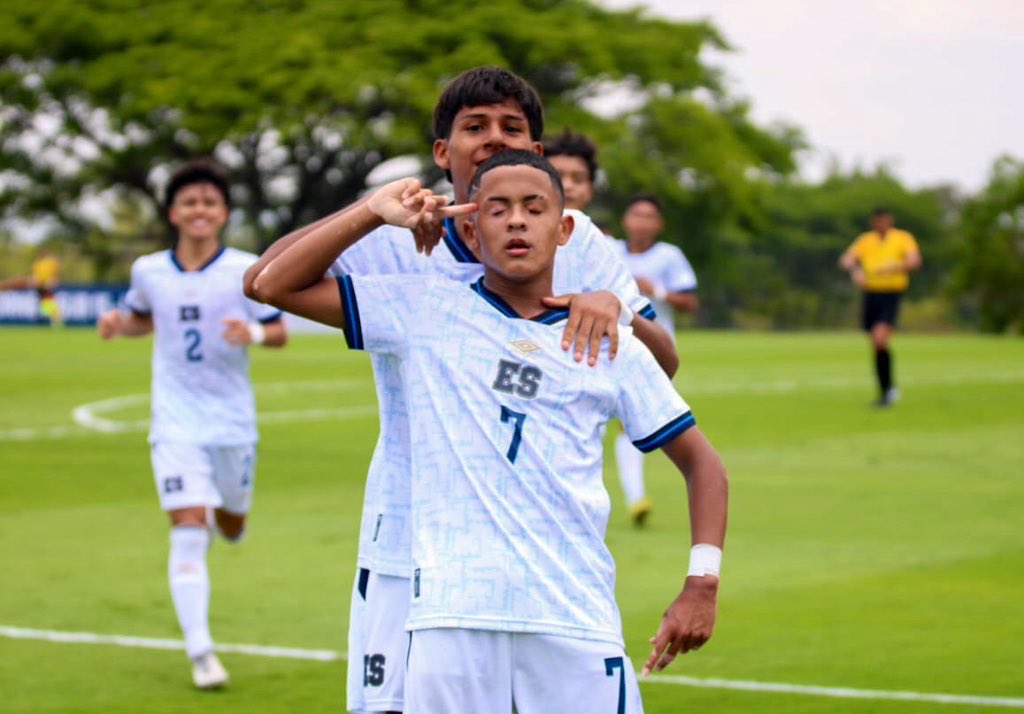 LaSelecta_SLV's tweet photo. 📸 Postales del primer tiempo 
Sub15 El Salvador 2-1 @Fenifutnica 

Anotaciones: 
⚽️ Ever Coto (30”)
⚽️ Jefferson Perla (36”) https://t.co/nNmtSlpFBo