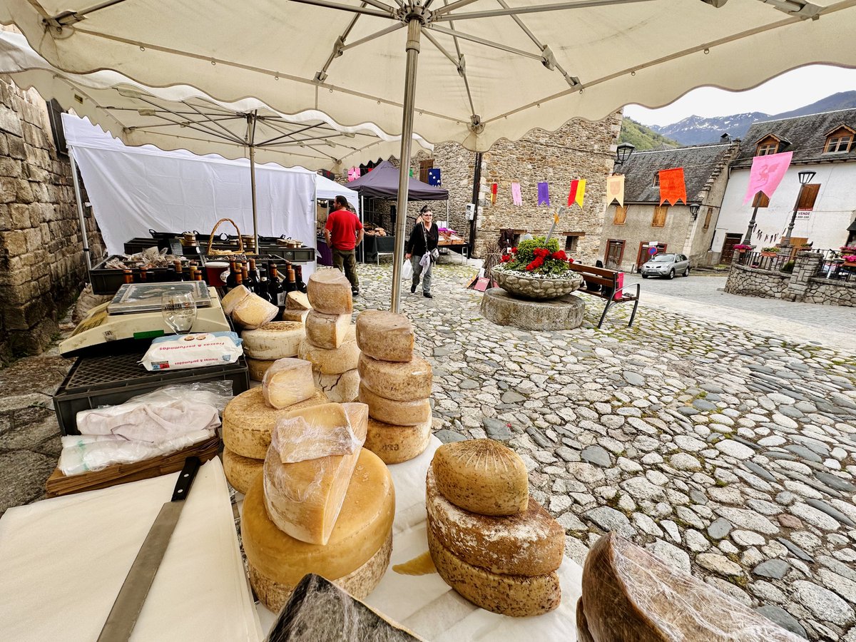 🛍️ Bossòst acuelh dejà era hèira des artesans d’Aran, ena plaça dera Glèisa. Cada dia enquia deluns, 1 de mai. Damb concèrts, talhèrs e ua exposicion des mestièrs antics en Ajuntament, organizada peth collectiu de Santa Gueta Bossòst.
