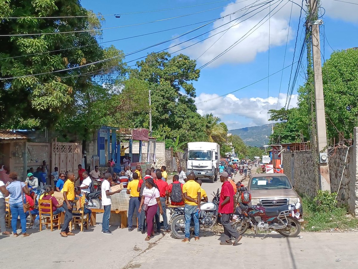 JacmelThe's tweet photo. Mouvman Pwotestasyon anplwaye OAVCT Jakmèl maten vandredi 28 avril 2023 pou fòse leta tande e reponn a ansanm  revandikasyon yo ki se ogmantasyon salè , salè inifòm, 30 mil goud sou tikat la , peye 18 mwa aryere https://t.co/4dq6XBa5WF