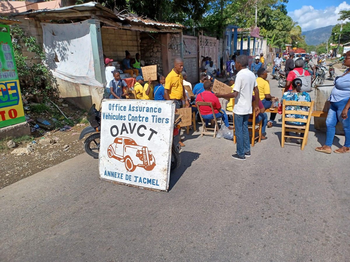 JacmelThe's tweet photo. Mouvman Pwotestasyon anplwaye OAVCT Jakmèl maten vandredi 28 avril 2023 pou fòse leta tande e reponn a ansanm  revandikasyon yo ki se ogmantasyon salè , salè inifòm, 30 mil goud sou tikat la , peye 18 mwa aryere https://t.co/4dq6XBa5WF