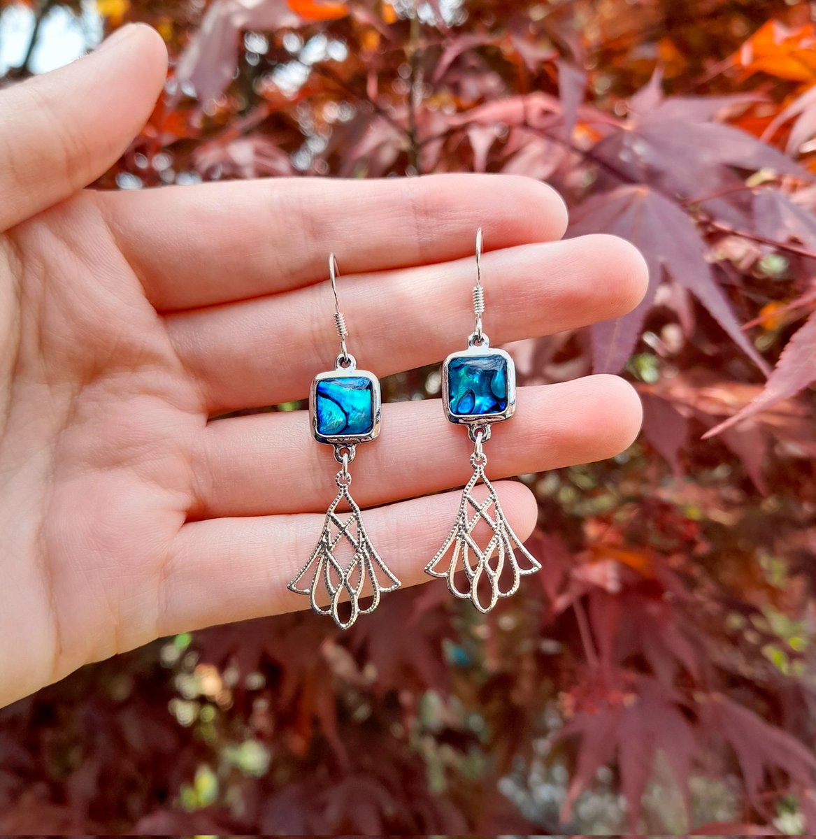 New to the shop ☺️

These upcycled drop earrings! Made from an abalone bracelet. 

£8 a pair 💌🥰

numonday.com/shop/amante-bo…

#womaninbizhour