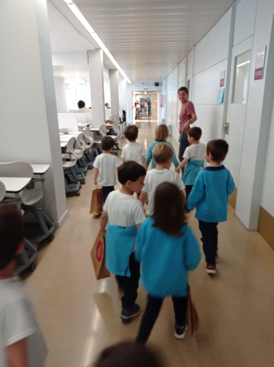 AngelsGeis's tweet photo. Visita especial dels infants de 4 i 5 anys de @EscolaDecroly a @BlanquernaFPCEE . Els estudiants de 2n curs d'Educacio Infantil els han preparat diferents propostes d'aprenentatge amb MaAntònia Miret i @AngelsGeis @davidsoler @montsepratm @JesusCanelo @CristinaCL1974 @ABeleta https://t.co/ShztpzztMK
