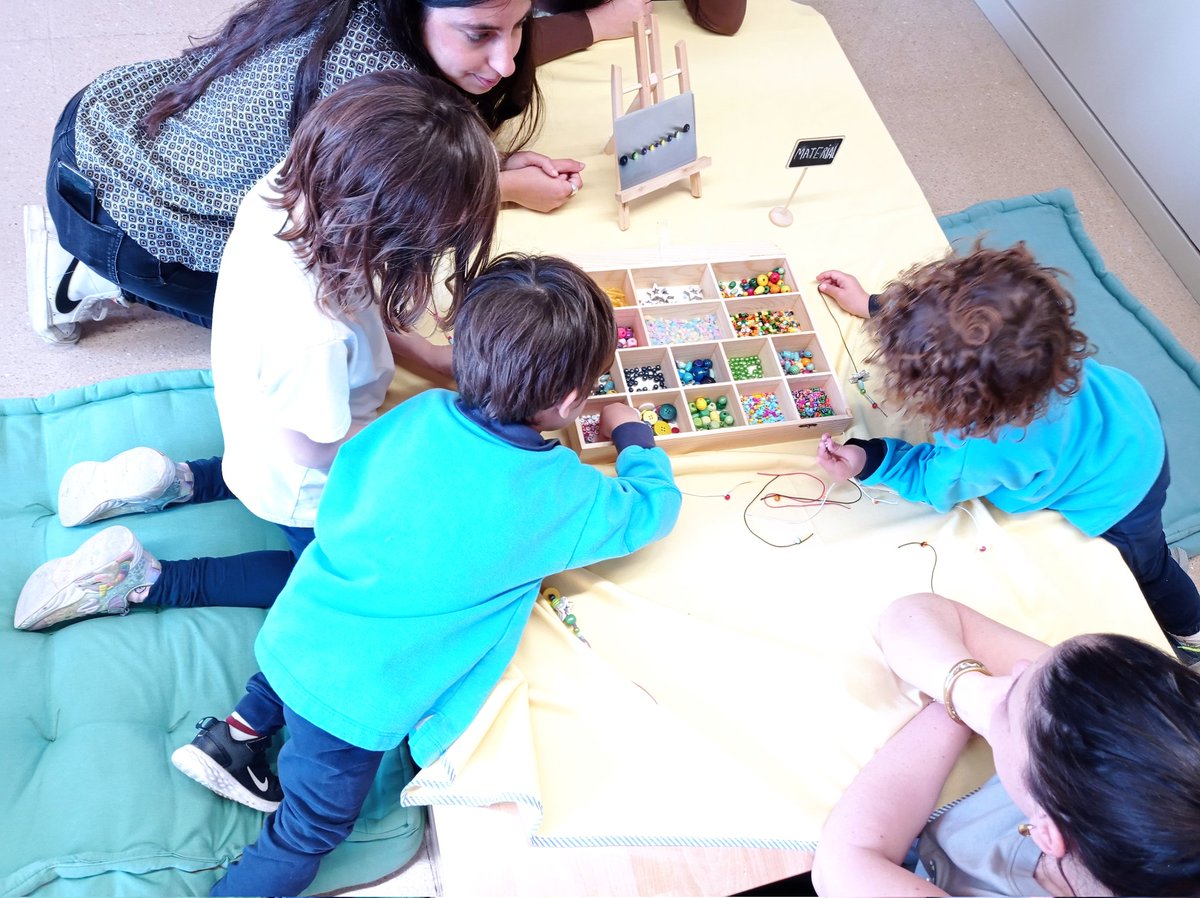 AngelsGeis's tweet photo. Visita especial dels infants de 4 i 5 anys de @EscolaDecroly a @BlanquernaFPCEE . Els estudiants de 2n curs d'Educacio Infantil els han preparat diferents propostes d'aprenentatge amb MaAntònia Miret i @AngelsGeis @davidsoler @montsepratm @JesusCanelo @CristinaCL1974 @ABeleta https://t.co/ShztpzztMK