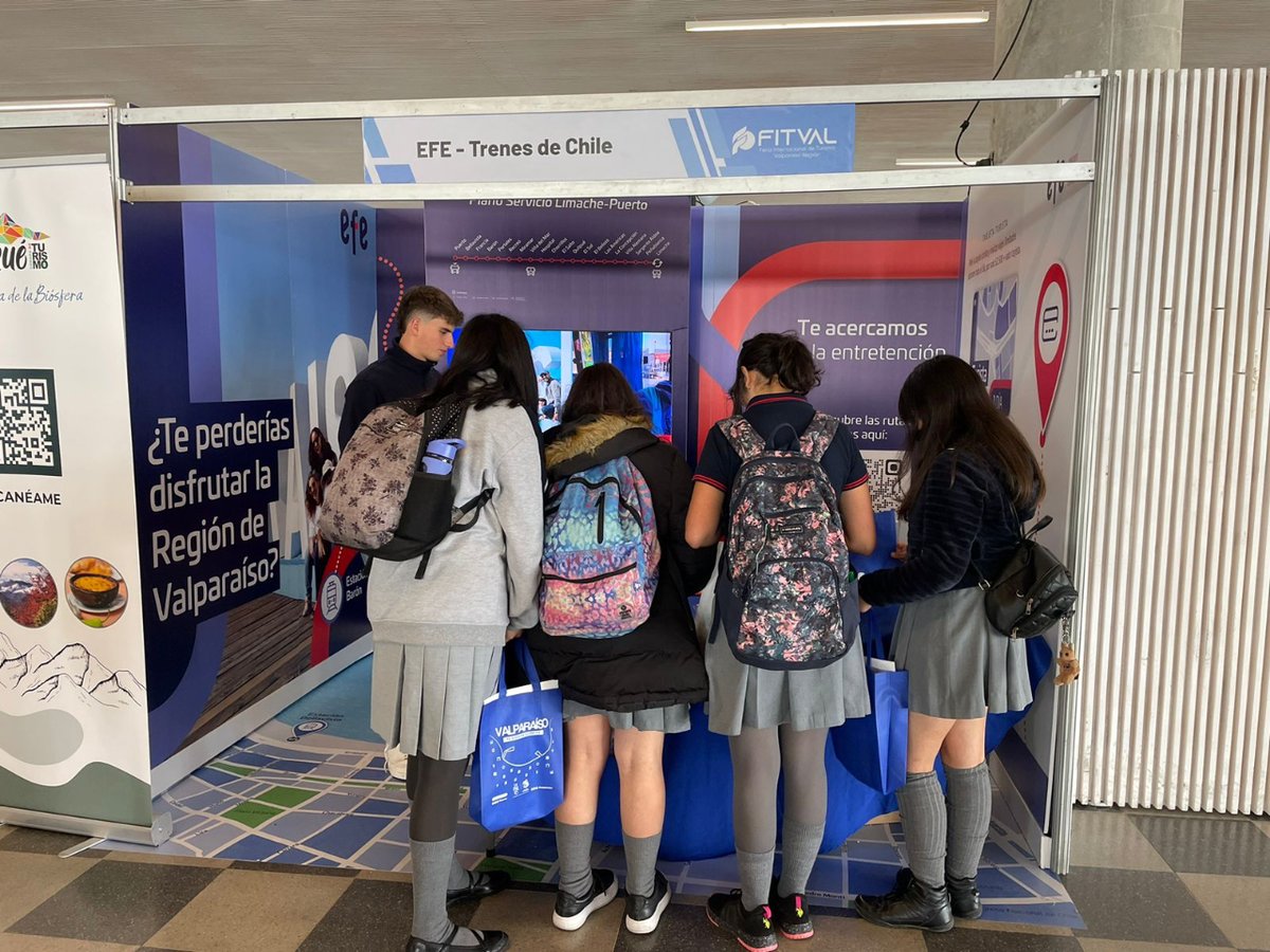 EFEValparaiso's tweet photo. ¡En tren a FITVAL! 🚉 🎉 Ya estamos en la primera edición de #Fitval en el terminal de pasajeros de @PortValparaiso junto a profesionales del turismo de la región.👏 Mañana estará abierto al público general previa inscripción ¡No te quedes fuera! 😉
🔎: https://t.co/iIh5zCIkSw https://t.co/cqGH5Guvqq