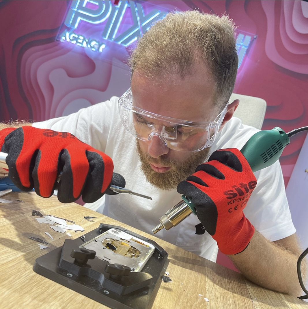 PixouPhone's tweet photo. Wilfried pendant sa formation s'est donné tous les moyens pour enlever la vitre arrière !

Lunette, décapeur, gant thermique : il n'a rien oublié 😅
Le combat a été rude, ses cheveux peuvent en témoigner 🤣

À votre avis, il a réussi ?!

re#reparationiphone #reparationsmartphone https://t.co/Siu4mqAc3e