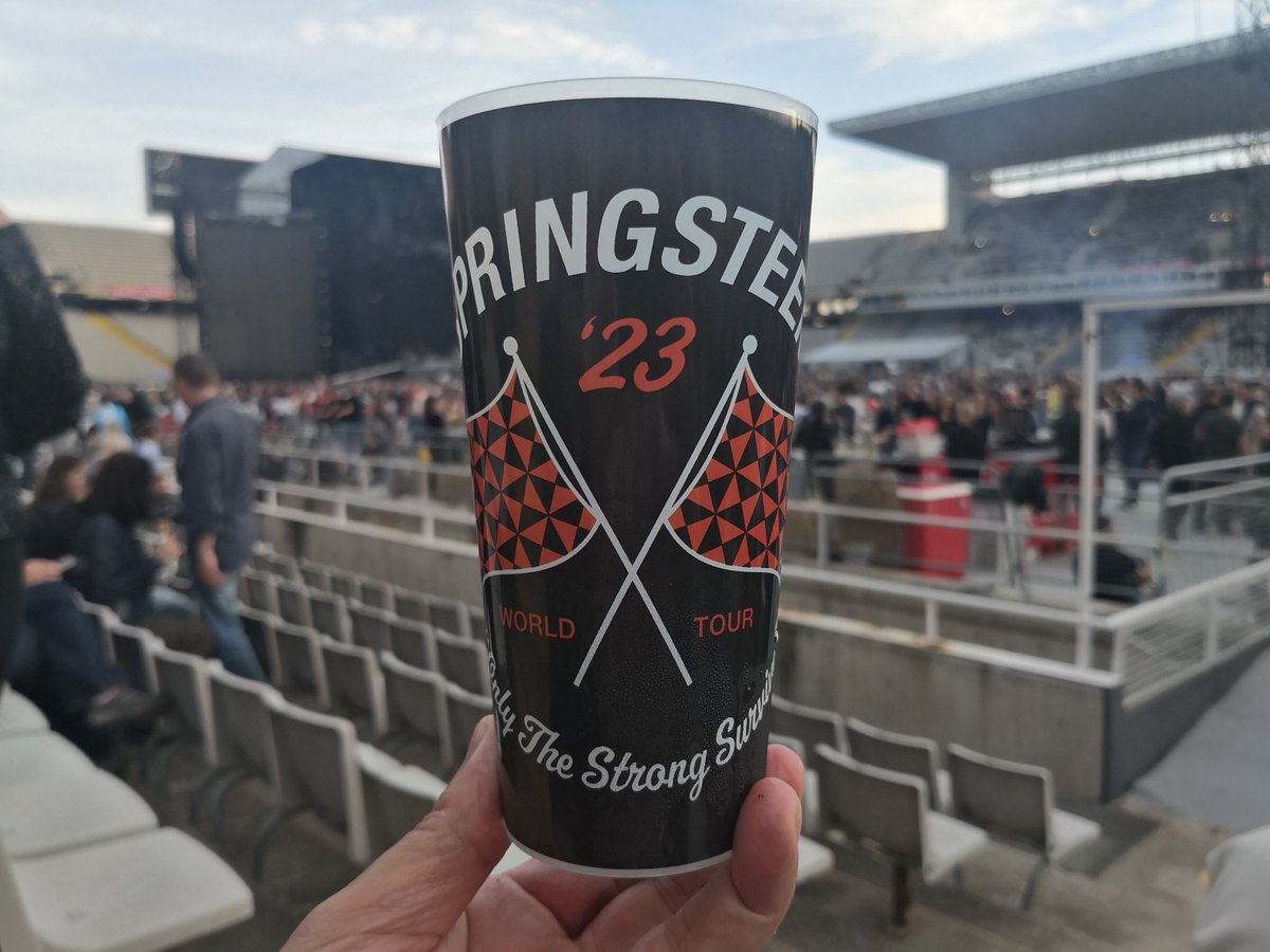 TeiaBastons's tweet photo. A punt!!! Per fi!! #SpringsteenBCN https://t.co/qIwcdY8cFB