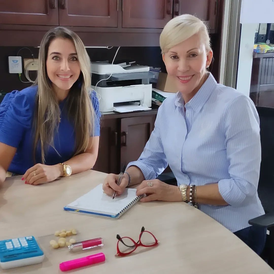 SARADUQUE9's tweet photo. Dios une propósitos y hoy estoy aquí con una gran mujer a la que admiro mucho por su liderazgo, valentía, su energía y sus ganas incansables de trabajar por nuestro Departamento. 
Siempre aprendiendo de los mejores!!
@DilianFrancisca @partidodelaucol #partidodelau #ValleDelCauca https://t.co/4cMib8Qnrh