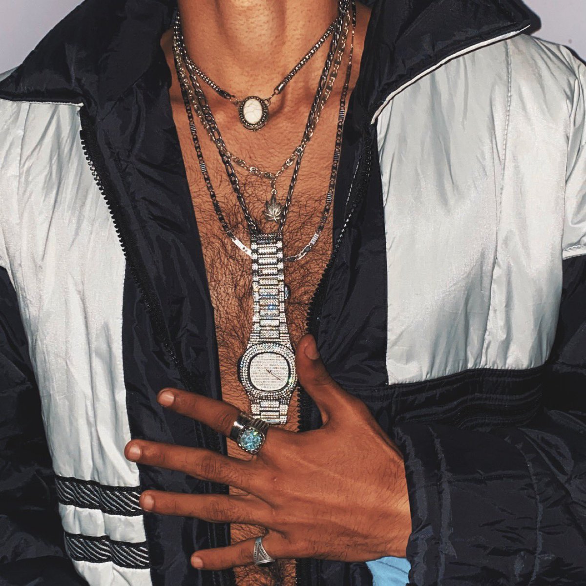 VE_eeeee's tweet photo. ICED OUT NECKLACE 🧊 https://t.co/UfzLGjtwDW