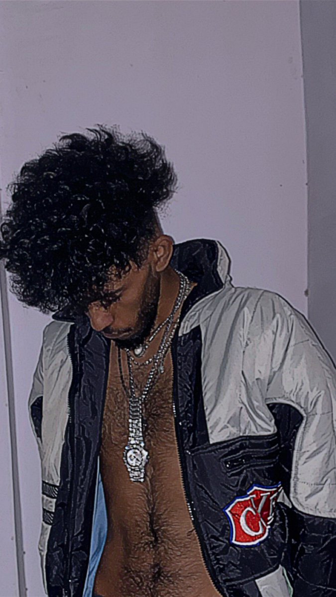 VE_eeeee's tweet photo. ICED OUT NECKLACE 🧊 https://t.co/UfzLGjtwDW