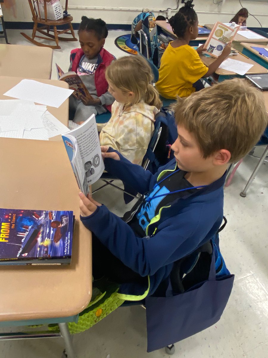 shoffner_tonya's tweet photo. @PboroElementary #OurPES
A sincere thank you and appreciation to The Chatham Education Foundation for the gift of books for every child! https://t.co/hWi2ZAMphN