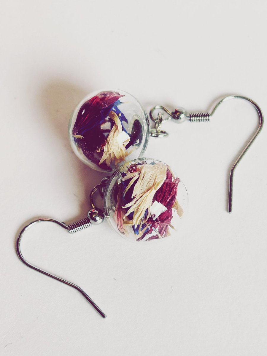Dried cornflower petals - available as pendants &amp; earrings. Available in my Etsy shop 😊🇬🇧 etsy.me/372FeJz #CoronationWeekend #womaninbizhour #yourbizhour #MHHSBD
