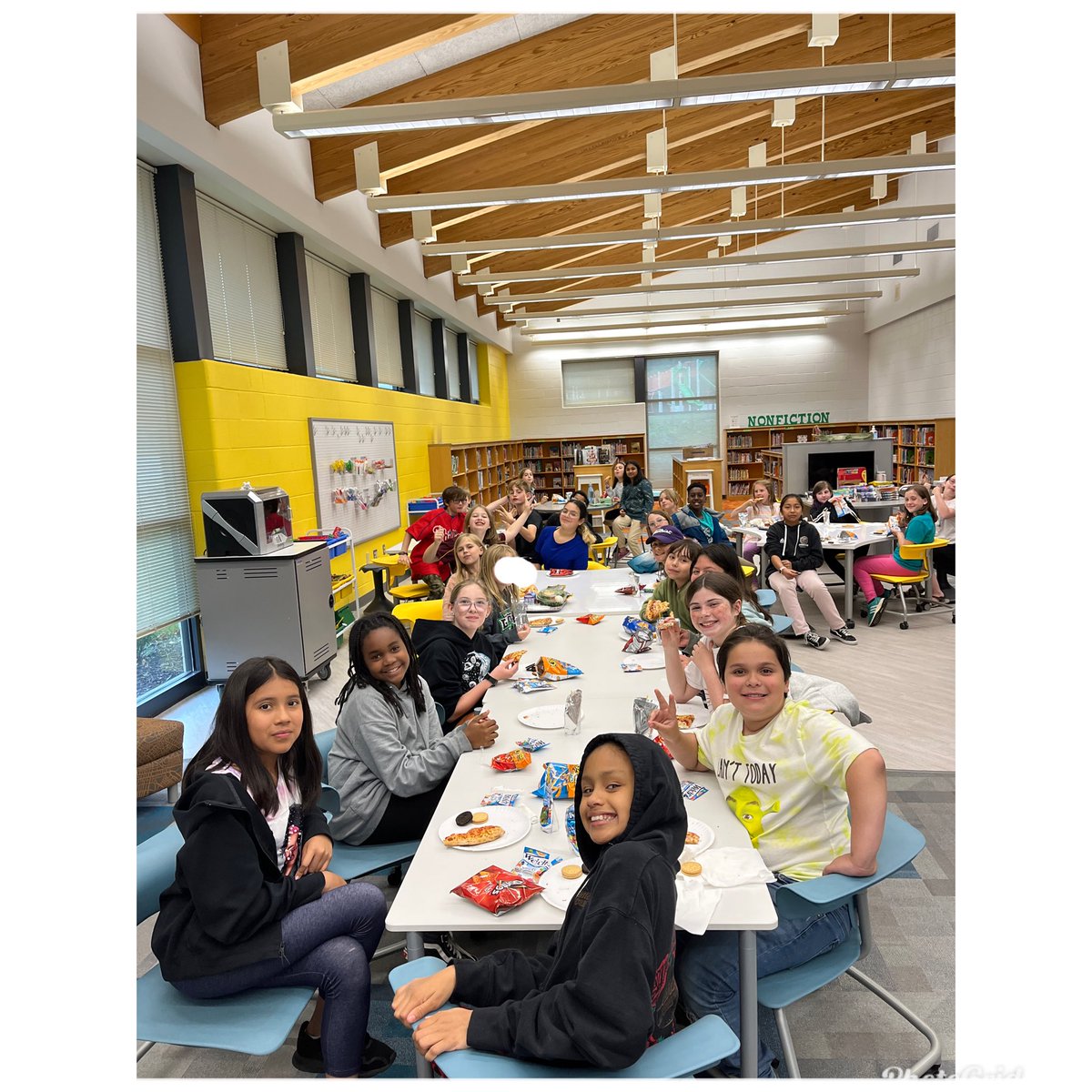 Mgolles_library's tweet photo. Great celebration with my 4th anf 5th Gators that finished reading the Virginia Reader's Choice books this year! 💚🧡 📚 @GESGATOR https://t.co/MA7anaHvWR