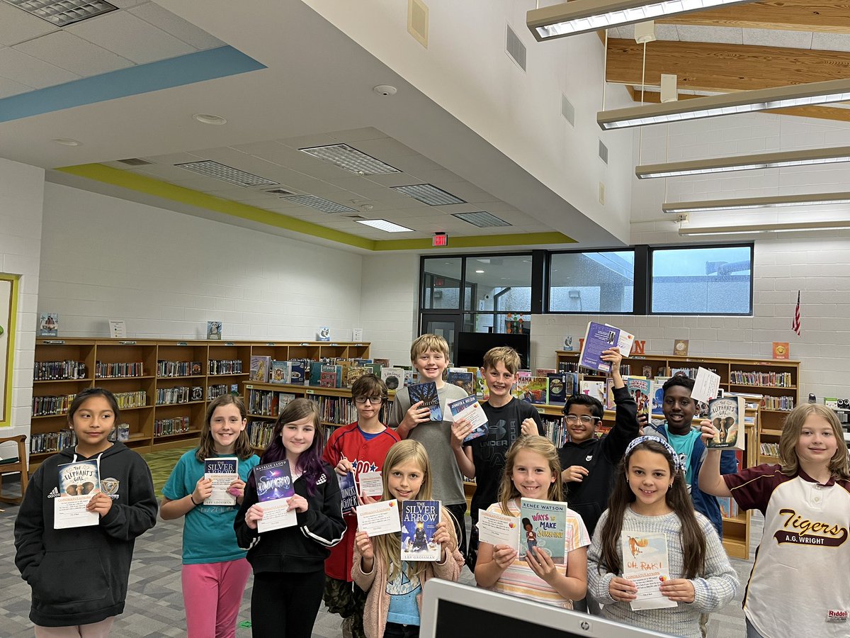 Mgolles_library's tweet photo. Great celebration with my 4th anf 5th Gators that finished reading the Virginia Reader's Choice books this year! 💚🧡 📚 @GESGATOR https://t.co/MA7anaHvWR