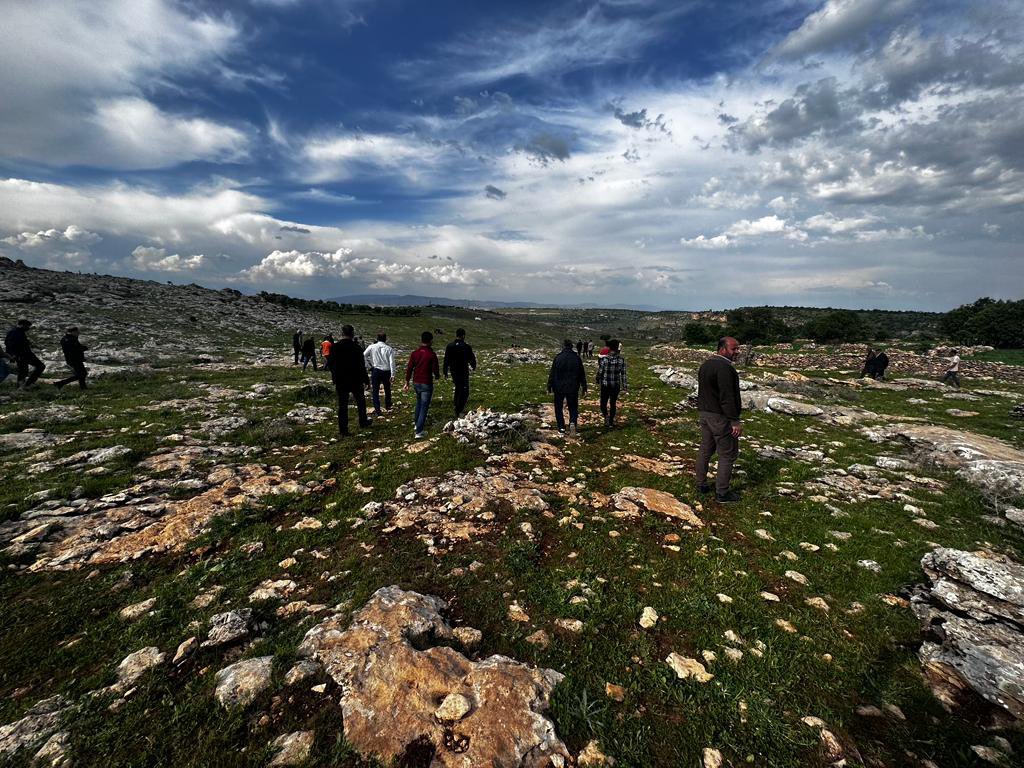 1) Günümiz modern teknolojilerin bulunduğu her köyün mezranın Yolları yapıldığı halde Diyarbakır eğil ilçesine bağlı Kazanlı mahallesinin mezarlık yolu maalesef hala yapılmadı. Sadece seçim zamanında kapılar çalınıp oy isteniyor başka mahalleye uğrayan yok. @egil_belediyesi