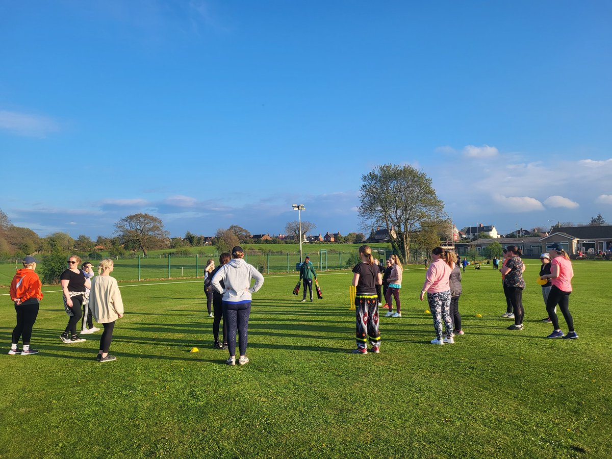 Moldcricketclub's tweet photo. A great ladies cricket taster session tonight!  Thanks to everyone who took part.  Same time next week 👍🏏🍹 https://t.co/h7AwHo9Vti