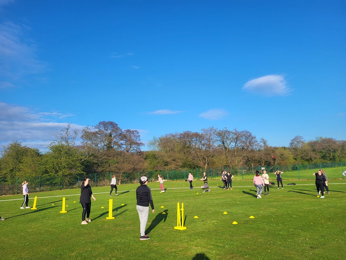 Moldcricketclub's tweet photo. A great ladies cricket taster session tonight!  Thanks to everyone who took part.  Same time next week 👍🏏🍹 https://t.co/h7AwHo9Vti