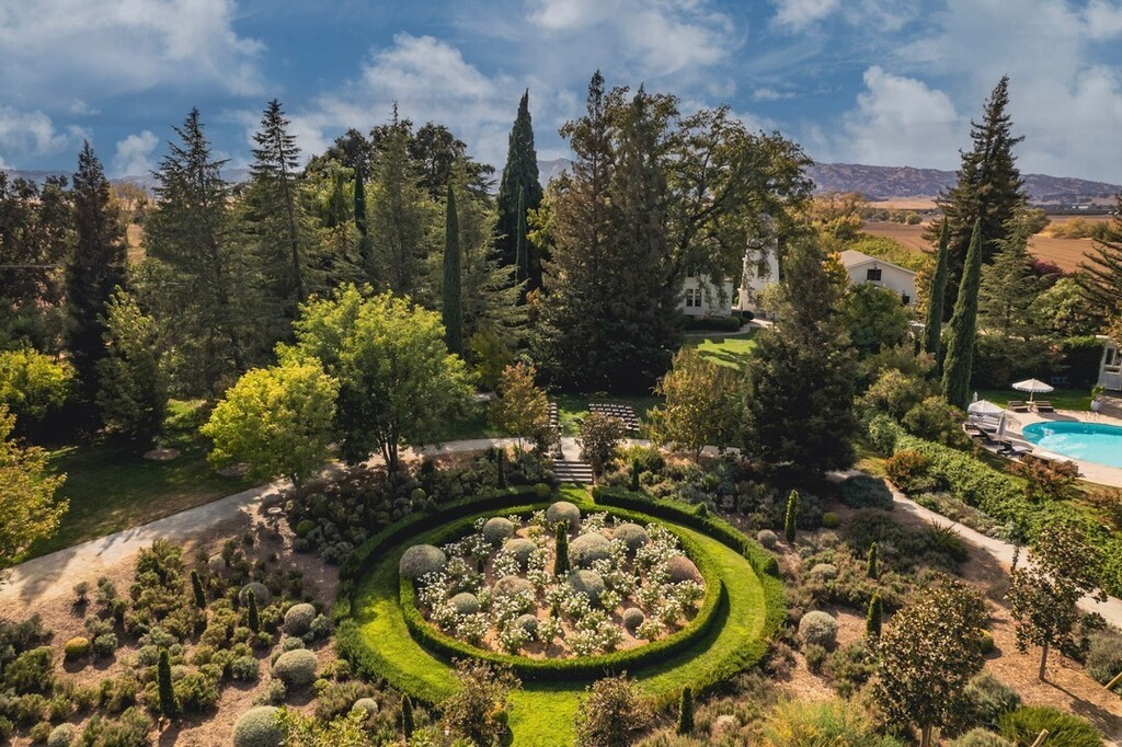 Escape to the beauty of the Yolo County countryside with Park Winters Garden Tour! 🌳🌻 On April 29 embrace the beautiful countryside with a guided exploration of this magical destination and book your countryside getaway at the link in bio!

Immerse y… ift.tt/yY6T9Fv
