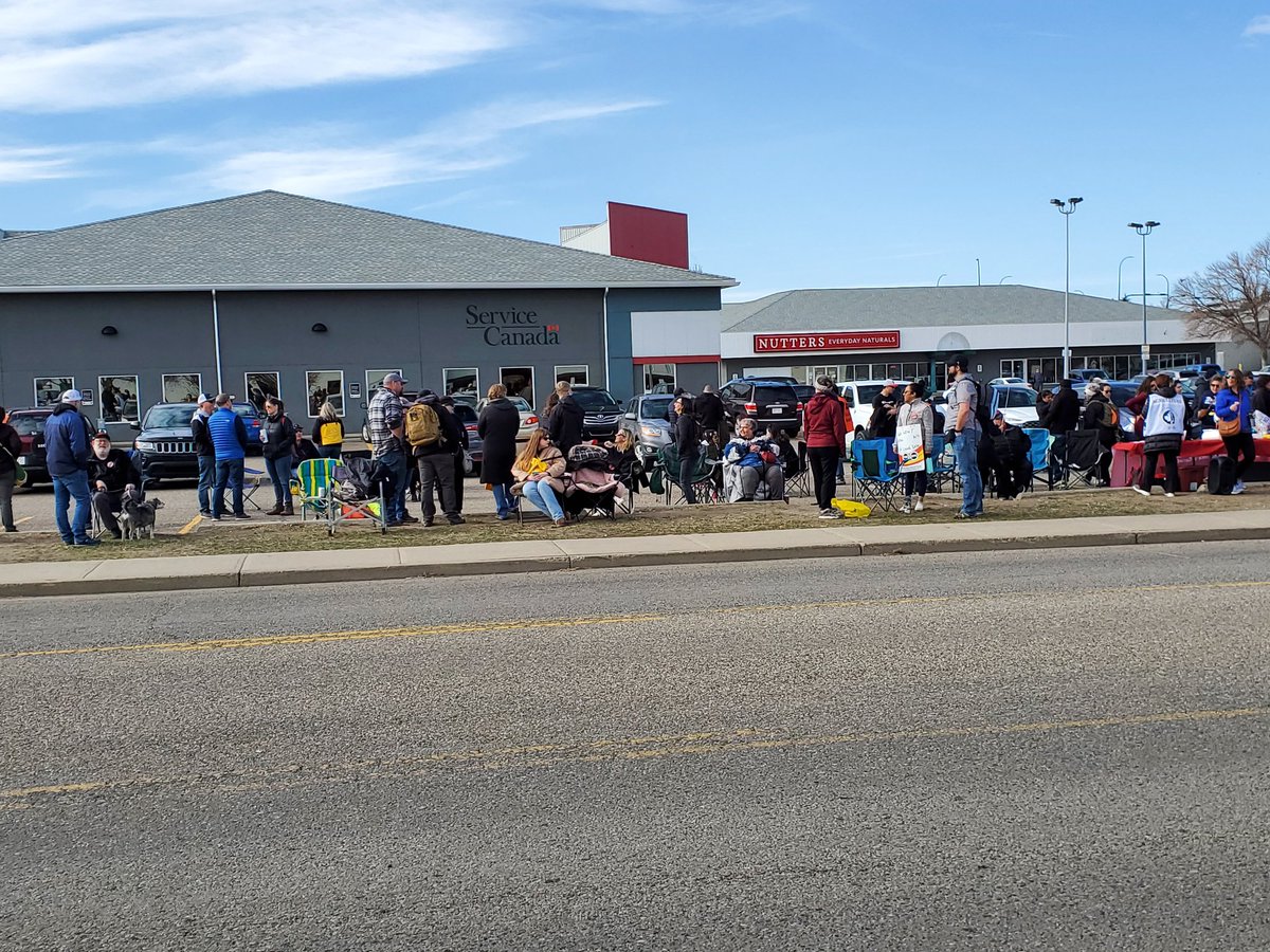 peardd's tweet photo. @psac_afpc the line in Lethbridge, staying strong https://t.co/oaA2Utcj0J