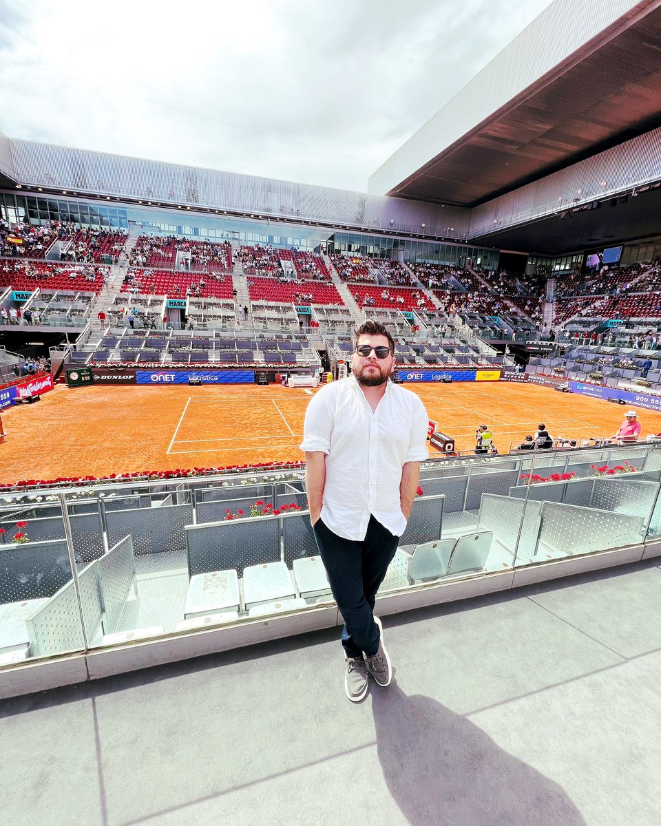 Chelomartinez88's tweet photo. Gracias a @marce_amarilla empecé a disfrutar y entender el tenis! Hermosa primera experiencia aquí en Madrid! ✨🙌🏻 https://t.co/toDmW7UvLE