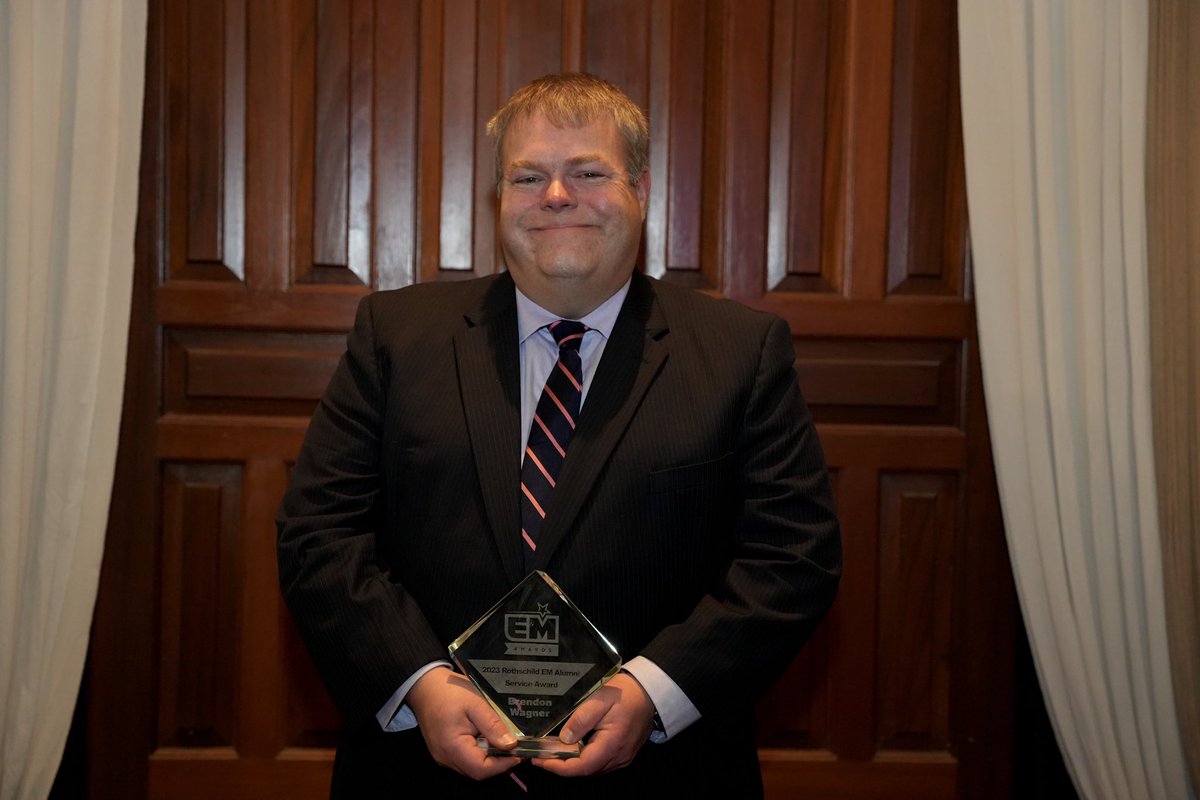 The 2023 Rothschild EM Alumni Service Award goes to Brendon Wagner!🥂Brendon is the general manager of Oak View Group at the Waterloo Convention Center.

This award is for outstanding service to the EM Program, society, and/or the entertainment industry. Congrats, Brendon!💐