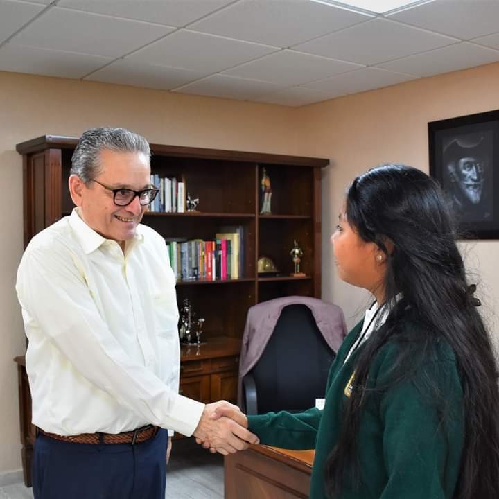USEBEQOficial's tweet photo. Tenemos el honor de presentarles a Itzel Yoselyn Silva Gutiérrez, quien fue nuestra Coordinadora General por un día. Visitó las instalaciones, presentó sus iniciativas, supervisó cada área e incluso recabó las solicitudes de sus trabajadores. ¡Felicidades! #CONTIGO #FamiliaUSEBEQ https://t.co/YHpQoXadF4