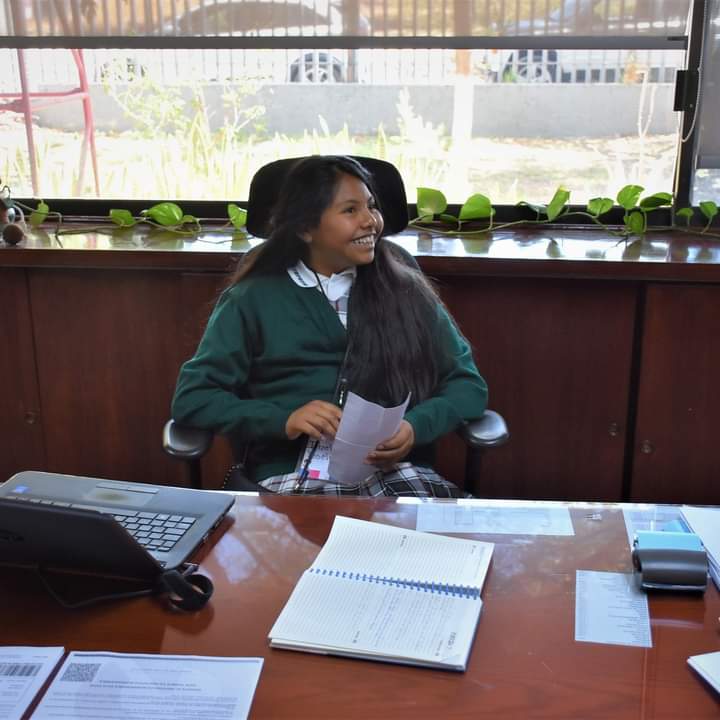 USEBEQOficial's tweet photo. Tenemos el honor de presentarles a Itzel Yoselyn Silva Gutiérrez, quien fue nuestra Coordinadora General por un día. Visitó las instalaciones, presentó sus iniciativas, supervisó cada área e incluso recabó las solicitudes de sus trabajadores. ¡Felicidades! #CONTIGO #FamiliaUSEBEQ https://t.co/YHpQoXadF4