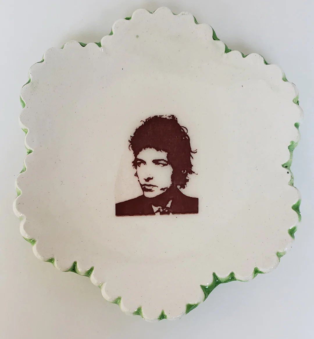 thesIider's tweet photo. bring out the fine china https://t.co/B55ZMn3c6O