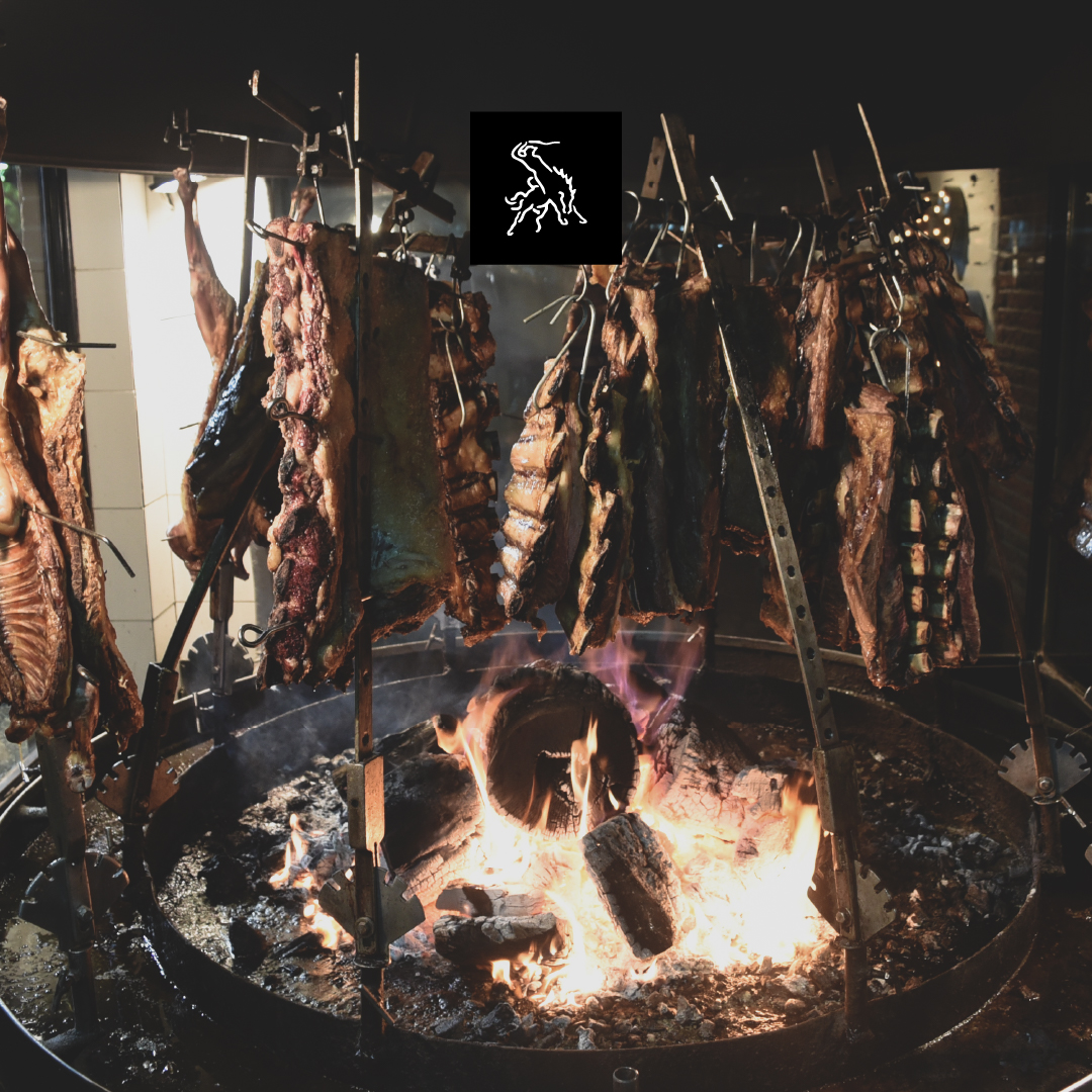 🗿 Para gustos, no hay nada escrito en piedra. 

📚 Algunos disfrutan de una visita al #museo o una tarde de lectura. 

🎩 Para nosotros, el mejor arte es nuestro ASADOR CRIOLLO a leña: el aroma, la pasión y la tradición al servicio de la mejor carne asada.