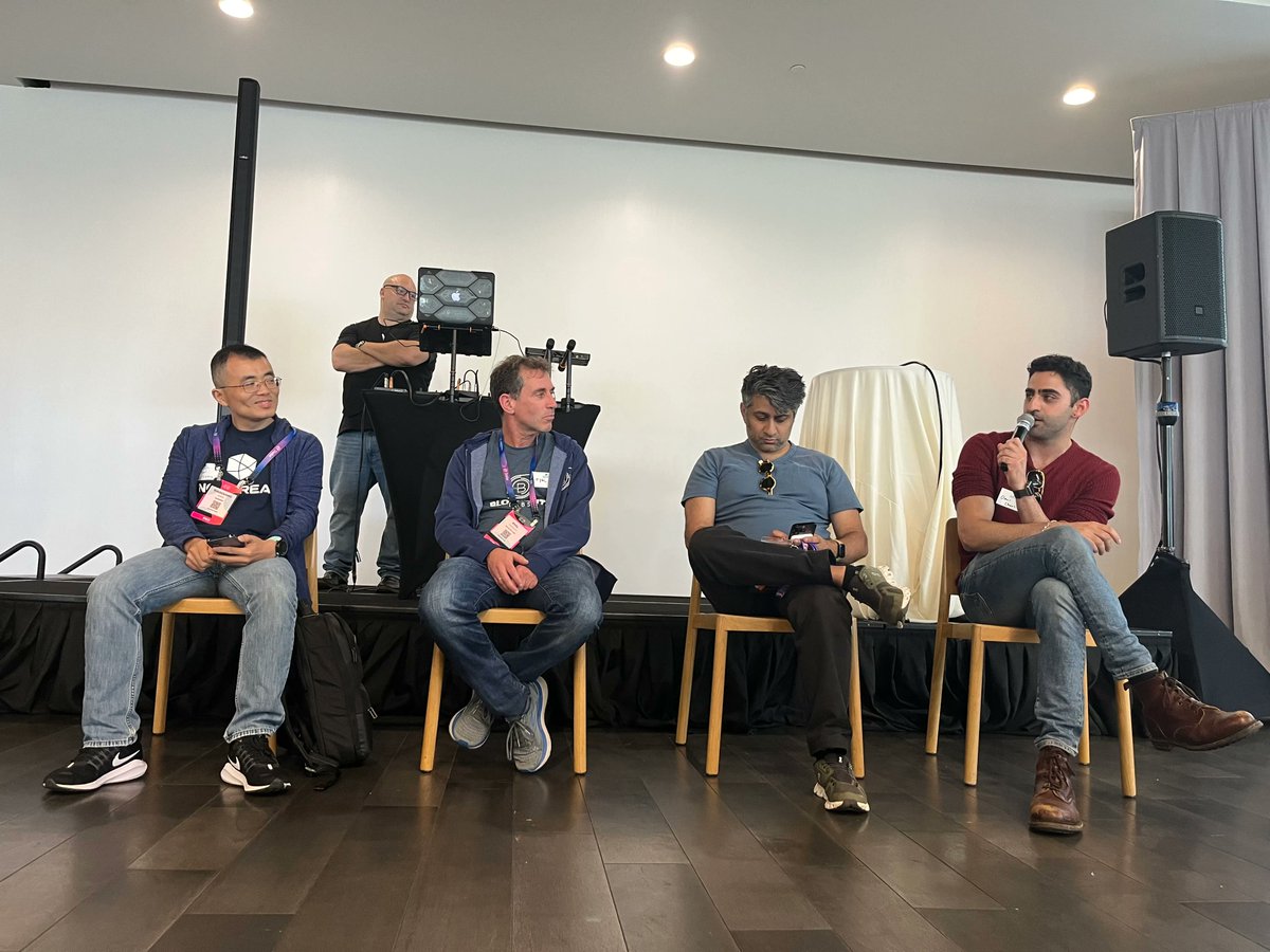 Nodereal_io's tweet photo. A very insightful &amp; engaging discussion panel hosted by @HashKey_Capital. 
💜💜 @bloXrouteLabs for the pic.

Joining with @eyalmarkov, @omeragoldberg, &amp; @zmanian,  @ben_nodereal shared his anecdote on the "𝐓𝐡𝐞 𝐏𝐞𝐫𝐟𝐞𝐜𝐭 𝐓𝐢𝐦𝐞 𝐢𝐧 𝐖𝐞𝐛𝟑" for builders &amp; founders.

👇 https://t.co/ylCceYyXXi