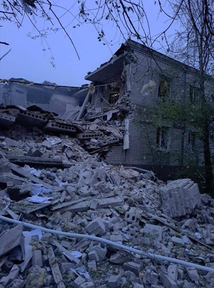 AllaPoedie's tweet photo. La nuit dernière les #dégénérés barbares russes ont attaqué les paisibles villes ukrainiennes 🇺🇦
À #Ouman 23 personnes sont tuée, dont 4 enfants‼️
Les chiffres sont provisoires…
Les autres attaques ont visé aussi #Dnipro ou une maman avec sa petite de 2 ans ont été #tuées dans leur sommeil dans leur maison de campagne,,, 💔
Sur la première vidéo, cette jeune maman d’Ouman a eu plus de chance.
Elle a été « seulement » légèrement blessée, son mari, plus grièvement atteint, est à l’hôpital, leurs deux petits enfants sont sains et saufs par miracle… 😘
« Je vous hais les russes! » pleure de rage cette ukrainienne miraculée
À l’autre bout de la terre, à #NewYork , la Russie criminelle et terroriste, qui tue les enfants🇺🇦, préside le Conseil de Securité de l’ONU … 🤬
Beaucoup de choses ne vont plus dans ce monde malade
#RussianWarCrimes
#RussiaInvadedUkraine
#RussiaIsATerroristState