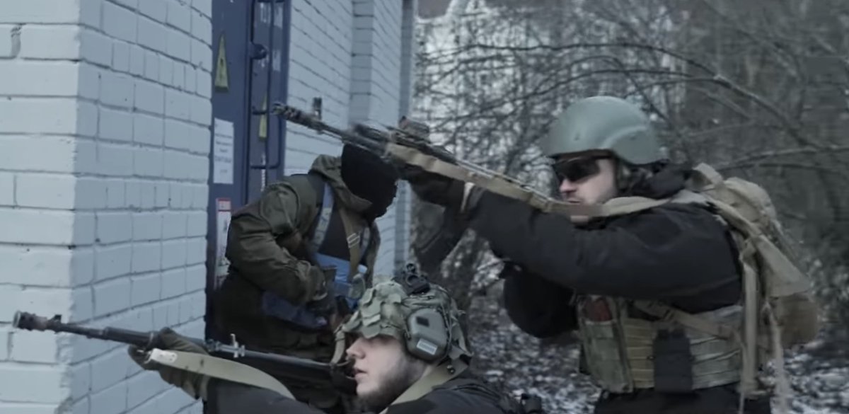 dfensdenda's tweet photo. @DMemekus @dadbodsociety I think it would look a lot better if they dressed the mercs more what Tarkov was doing for Glukar’s guards in their short series

they have their tactical elements but they should still look like they scavenged their equipment https://t.co/ohDKtw80We