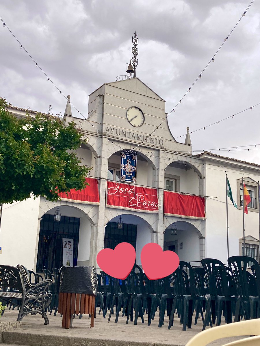 A la espera del desfile en Hinojosa del Duque con <a href="/emerowlet/">emerowlet</a> y <a href="/MenervaPiquero/">Señor del antifaz🔻🏳️‍🌈</a>. Buen ambiente.