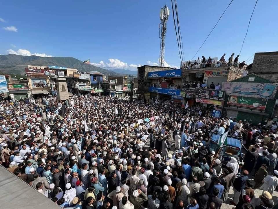 MukhtarEsapzai's tweet photo. پهٔ پښتونخوا وطن او بلخصوص پهٔ سوات کې د ریاستي دهشتګردۍ پهٔ ضد د سوات قامي جرګې د احتجاجي تحریک پهٔ سلسه کې مټې په ډګر د احتجاجي مظاهره. https://t.co/mlgMHzBsbg