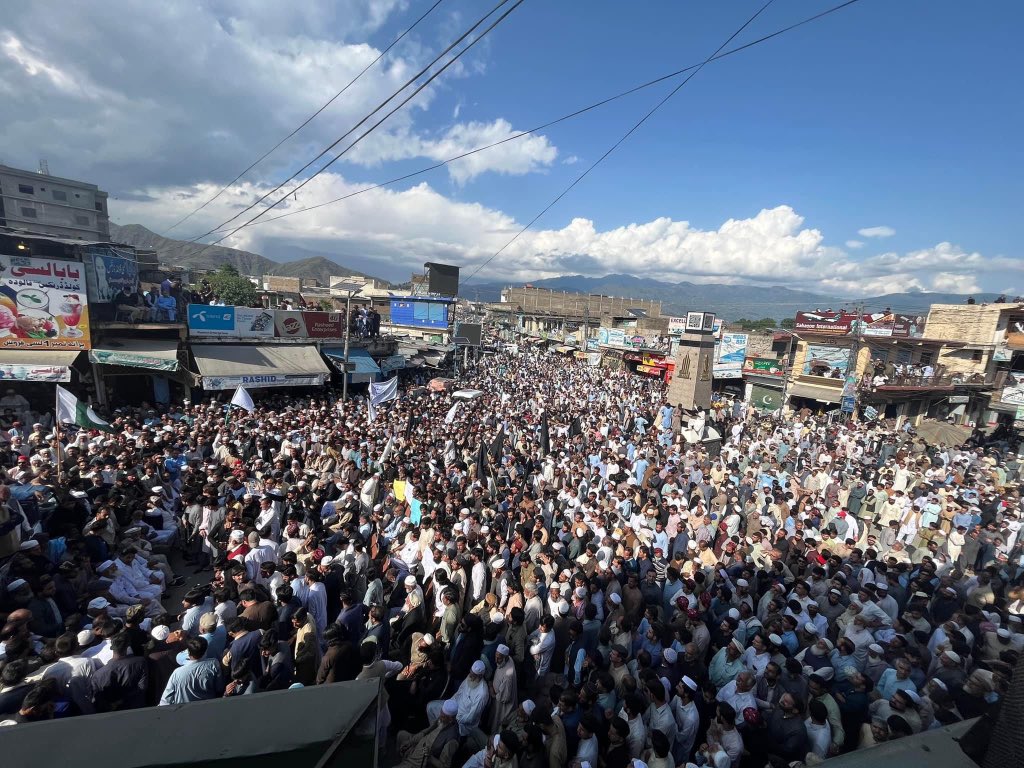 MukhtarEsapzai's tweet photo. پهٔ پښتونخوا وطن او بلخصوص پهٔ سوات کې د ریاستي دهشتګردۍ پهٔ ضد د سوات قامي جرګې د احتجاجي تحریک پهٔ سلسه کې مټې په ډګر د احتجاجي مظاهره. https://t.co/mlgMHzBsbg