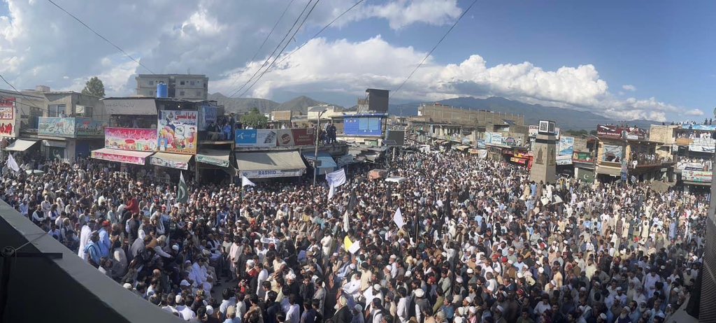 MukhtarEsapzai's tweet photo. پهٔ پښتونخوا وطن او بلخصوص پهٔ سوات کې د ریاستي دهشتګردۍ پهٔ ضد د سوات قامي جرګې د احتجاجي تحریک پهٔ سلسه کې مټې په ډګر د احتجاجي مظاهره. https://t.co/mlgMHzBsbg