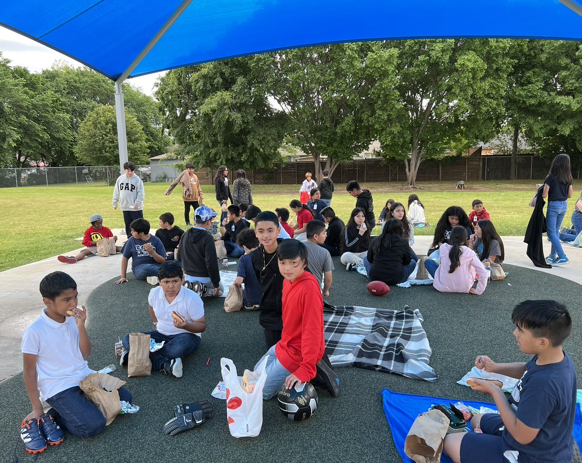 Celebrating “Día Del Niño” 🥳 with our Tigers 🐯 #outside #picnic 🧺 
<a href="/JohnRGood/">JohnRGood</a>