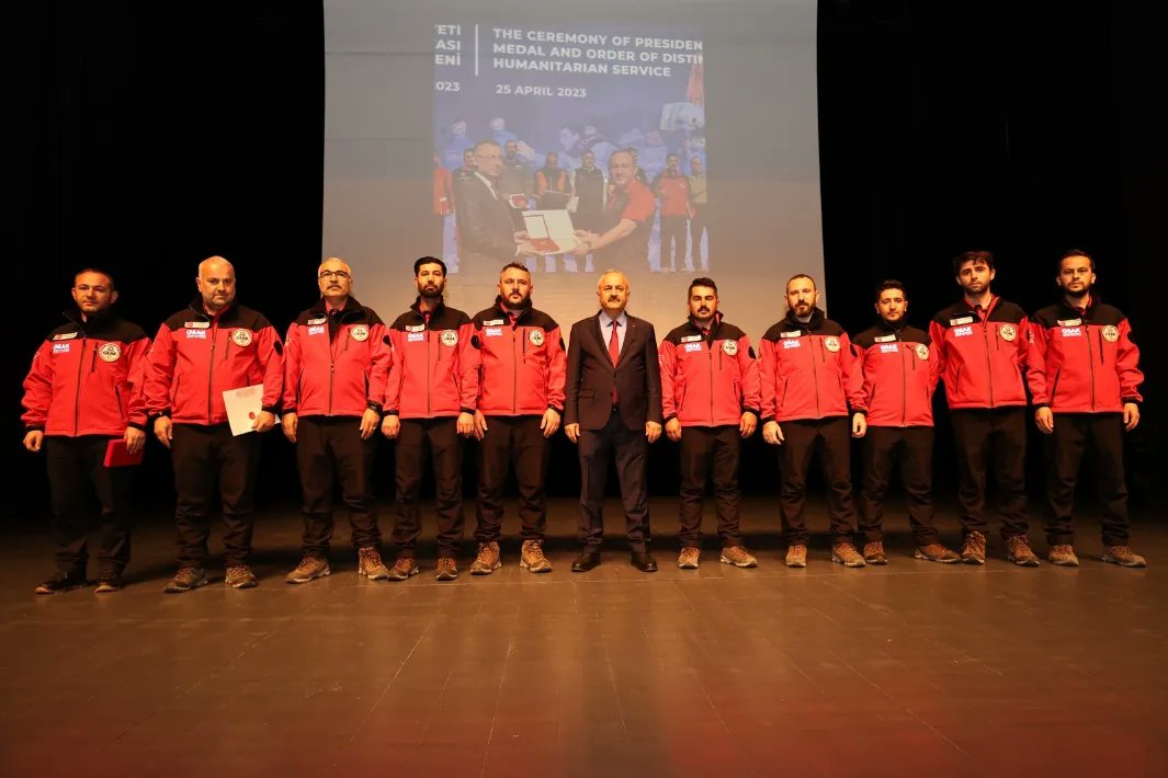 zinnurbuyukgoz's tweet photo. İyi ki #GEAK var.
İyi ki canı pahasına can kurtaran kahramanlarımız var.

Devlet Üstün Fedakarlık Madalyası #Gebze'mizde, en müstesna köşemizde.

Allah sizlerden, 
#AsrınFelaketi'nde #AsrınDayanışması'nı gösteren herkesten razı olsun. https://t.co/HFrFCi3wH3