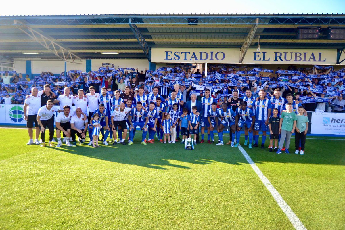 Sergiolopez_dn's tweet photo. Fin a una temporada donde hemos disfrutado mucho 🦅

🏆12 partidos consecutivos ganando 

🎯Ascenso a falta de 5 jornadas 

⚽️🧤Equipo con más goles a favor y menos en contra 

👨‍🔧Segundo ascenso de este cuerpo técnico 

@aguilas_fc 💙🤍 https://t.co/yfscBuL84X