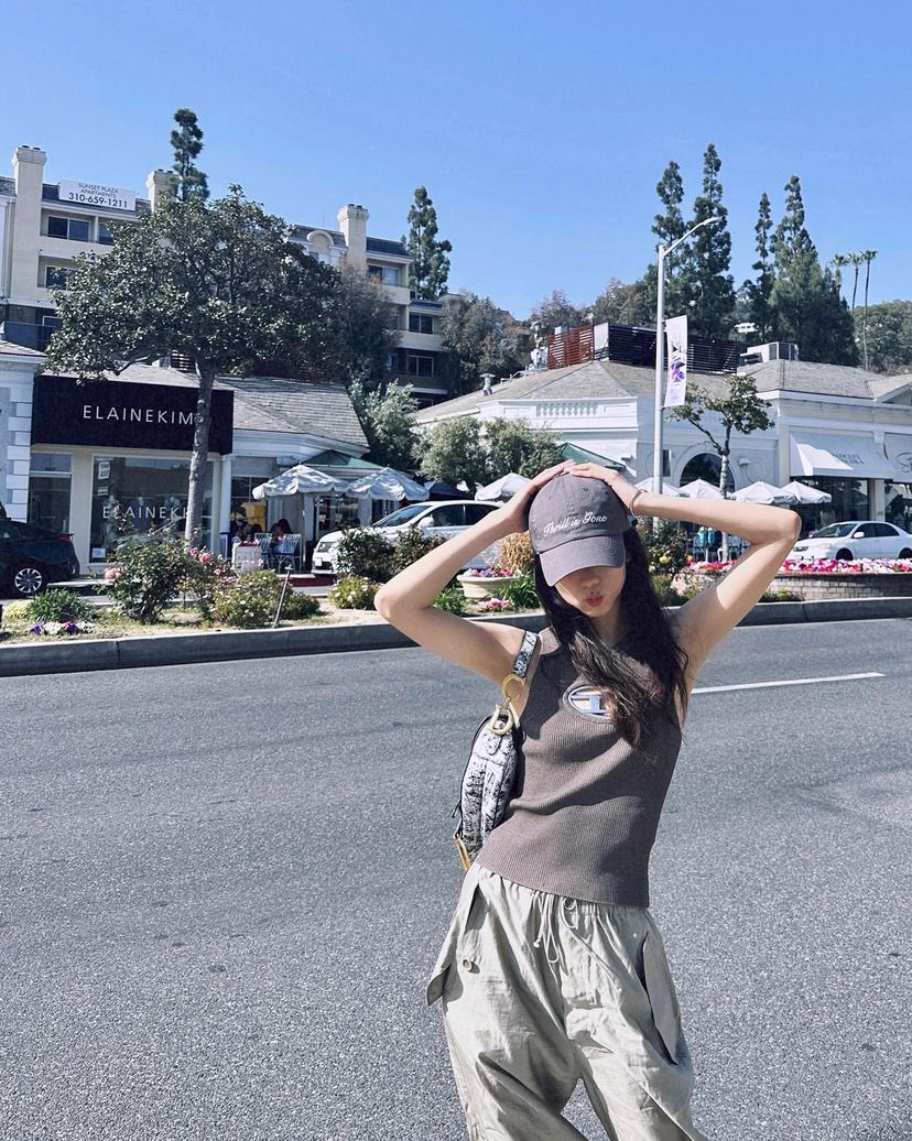 Jisoo IG update 💗 <a href="/Blackpink/">BLACKPINKOFFICIAL</a> 

“good weather, good vibes 🧁”