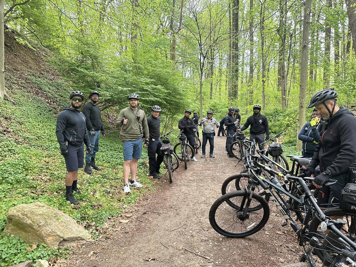 BaltimorePolice's tweet photo. Congratulations to our #BPD officers who have completed their off-road bike training! Their hard work and perseverance in riding nearly 16 miles during this phase of training is truly commendable. Well done!
#BPDForGood #bikelife #CommunityPolicing #bpdbikeunit https://t.co/quRAw8PtiW