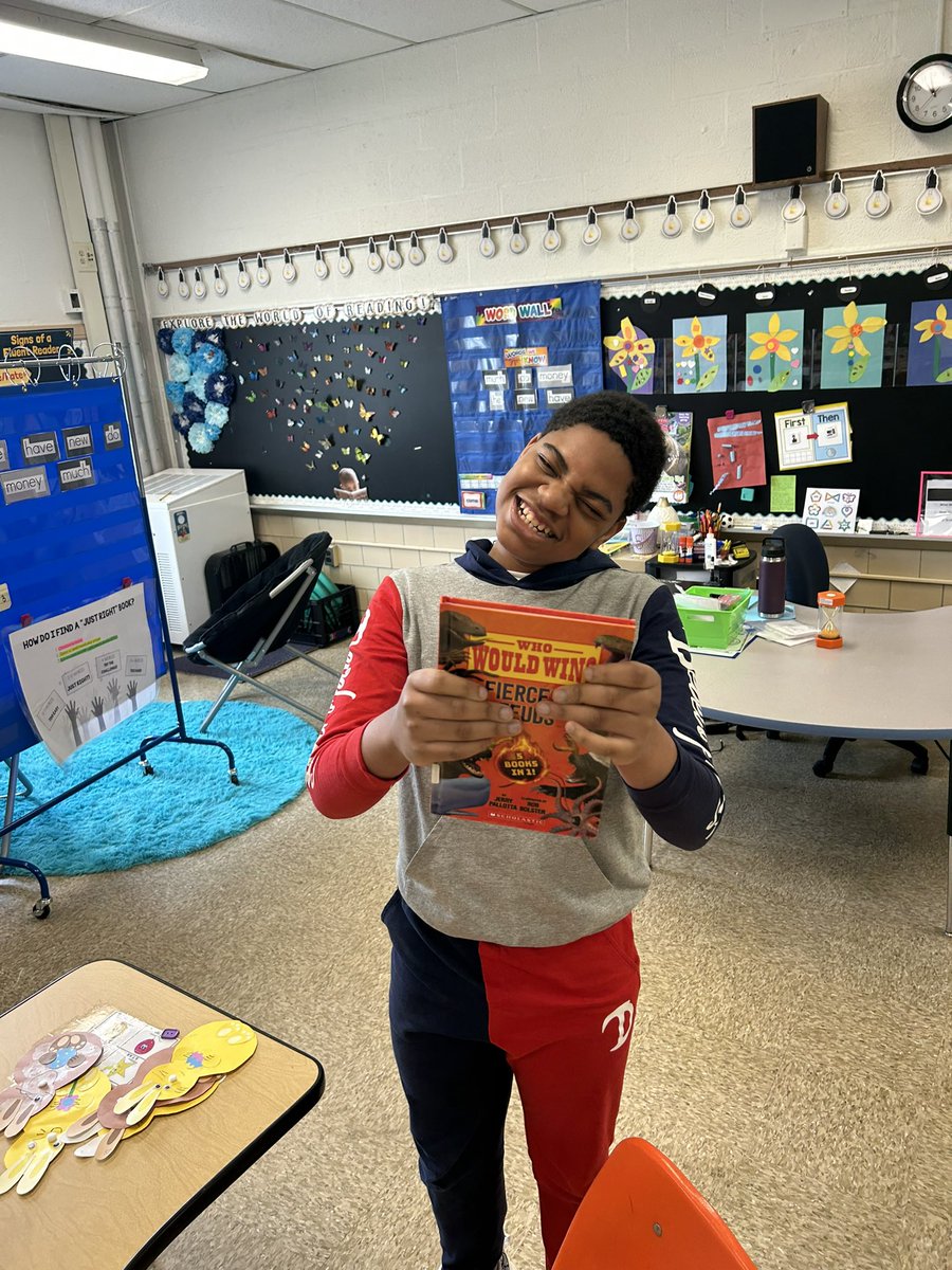 Ms_Bidgood's tweet photo. These learners were so excited for new books! 💙⭐️ #marsstar @MarsEstatesBCPS @kellyaoconnell https://t.co/iNIUOu2XFd