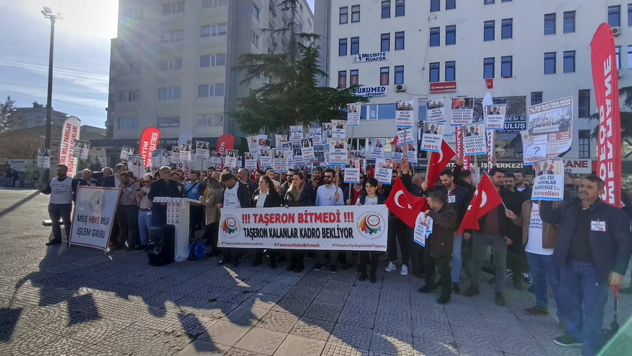 Taşeronsuz 1Mayıs

Kaç bakan başbakan mvekili sözler verdi! Seçim beyannamelerinde bile yer aldık! Hala da yapmadıgımız unuttuğumuz ne diye soruyorsunuz!

TAŞERONU UNUTTUNUZ TAŞERONU!!!
