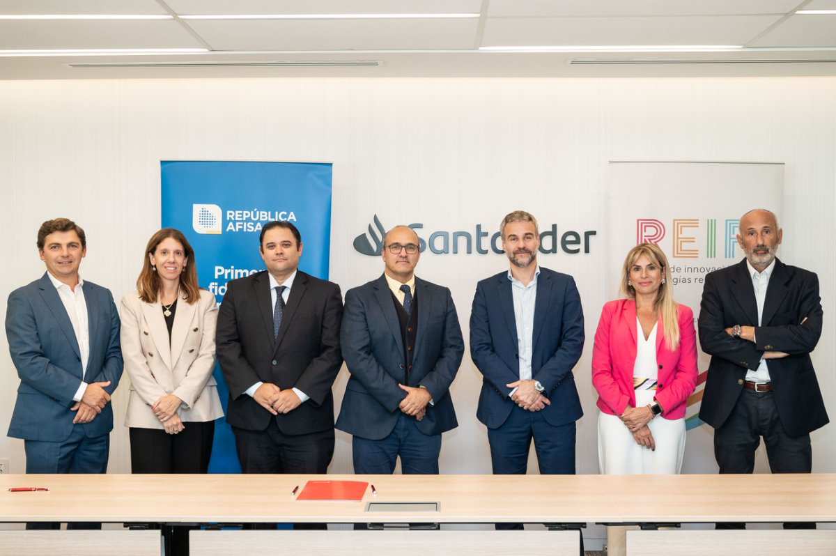 REIF_Uruguay's tweet photo. ¡Un paso más!  

🔌@Santander_Uy firmó convenio con REIF,  para cofinanciar proyectos innovadores que contribuyan a #Descarbonizar la economía en Uruguay.   

🌱Para las inversiones del futuro, la sostenibilidad es determinante.
@MIEM_Uruguay @oppuruguay @MAmbienteuy
@UTE_ComCorp https://t.co/5Jlu5QbKcn