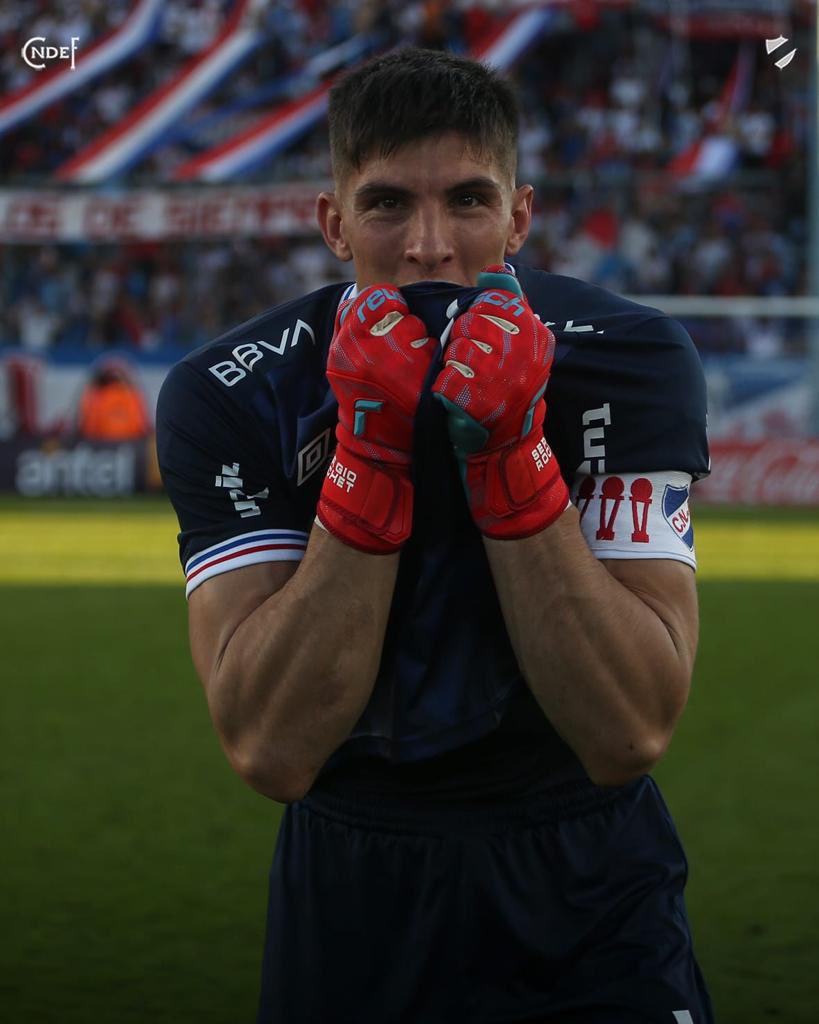 Nacional's tweet photo. Jugadores hinchas de Nacional, los que conocen la historia y comparten el sentimiento de la Hinchada. 
Son los que entienden que sentir los colores va más allá de un partido de fútbol.

A ellos y a todos los que forman parte de la historia del Club Gigante, feliz #DíaDelHincha 🤩 https://t.co/TUijlLVIjh
