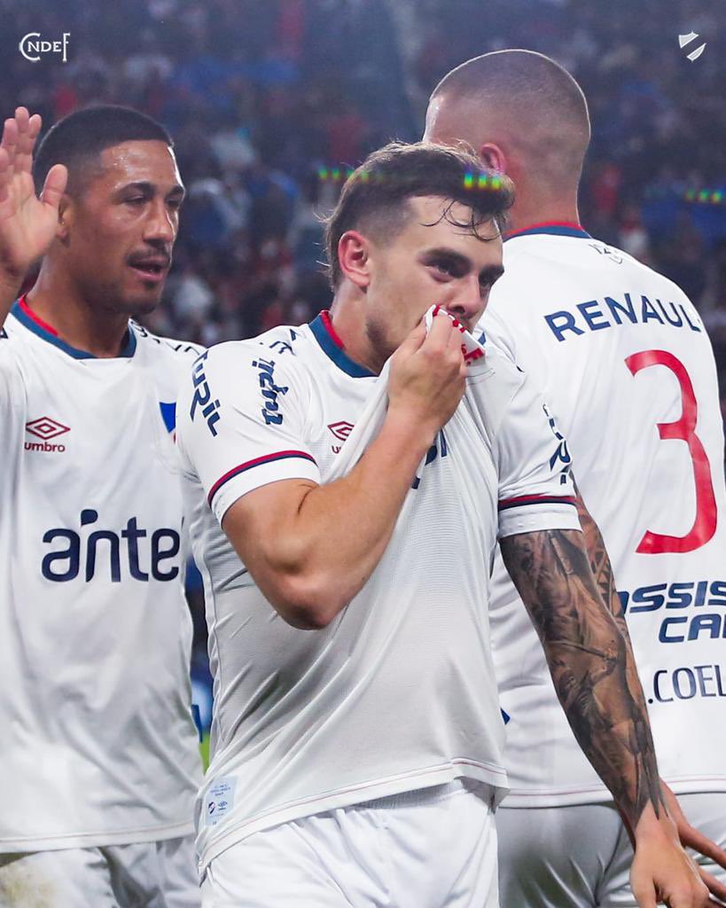Nacional's tweet photo. Jugadores hinchas de Nacional, los que conocen la historia y comparten el sentimiento de la Hinchada. 
Son los que entienden que sentir los colores va más allá de un partido de fútbol.

A ellos y a todos los que forman parte de la historia del Club Gigante, feliz #DíaDelHincha 🤩 https://t.co/TUijlLVIjh